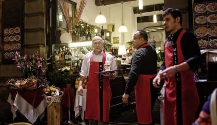 ¿Estás buscando formarte en Camarero de Restaurante Bar a Distancia? Descubrimos los 8 Cursos más completos