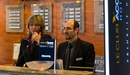 ¿Estás interesado en obtener el Título de Recepcionista de Hotel? Aquí encontrarás los mejores 6 Cursos a Distancia para ello